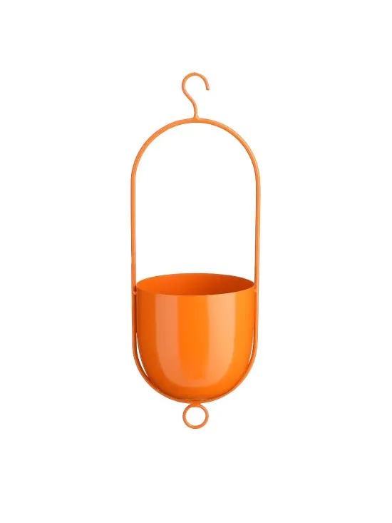 Maceta colgante de metal color naranja con diseño moderno, gancho superior y base redondeada para plantas de interior.