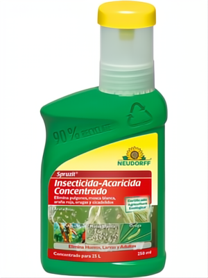 Green Spruzit insecticida-acaricida concentrado 250ml bottle with yellow cap and red label.