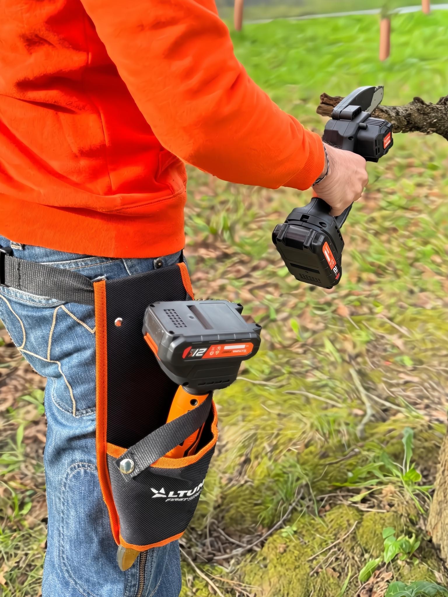 Hombre podando con motosierra inalámbrica Altuna AF150 negra y naranja, con tijera AF28 en funda.