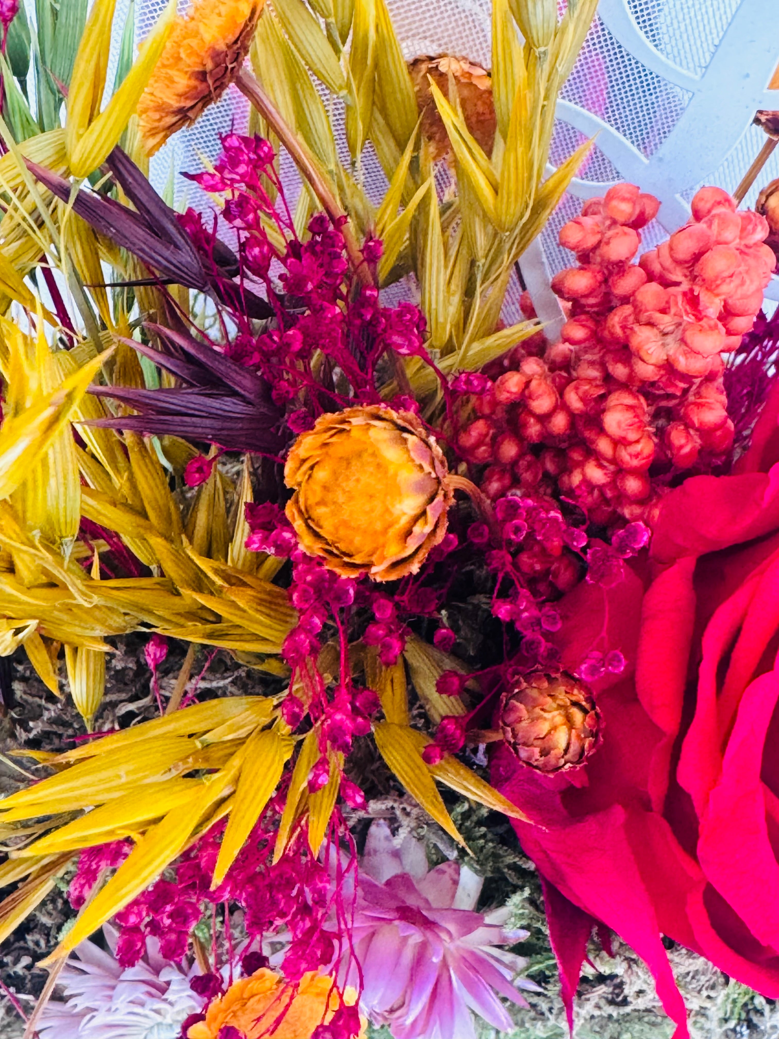 COMPOSICIÓN FLORAL EN PENEIRA 24CM