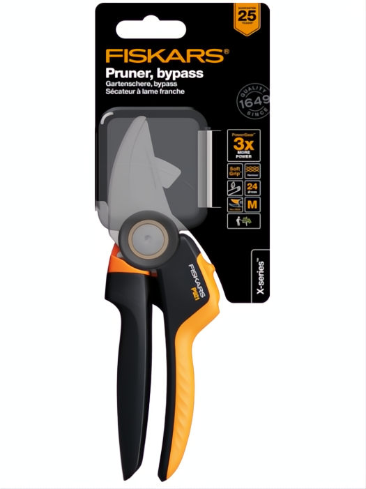 Fiskars X-Series P921 tijera de podar bypass negra y naranja en su empaque.