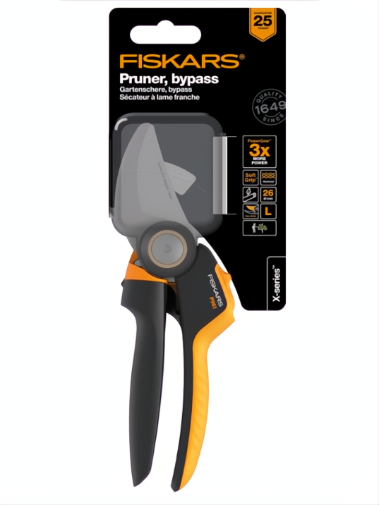 Tijera de podar Fiskars X-Series P961 bypass negra y naranja en su empaque, con sistema PowerGear.