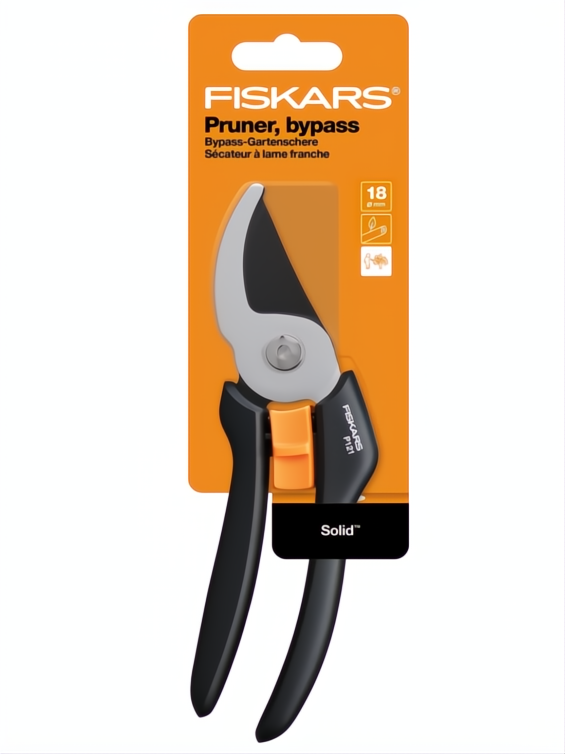 Tijera de podar Fiskars Solid Bypass P121 negra y naranja en su empaque, con hoja afilada y mango ergonómico.