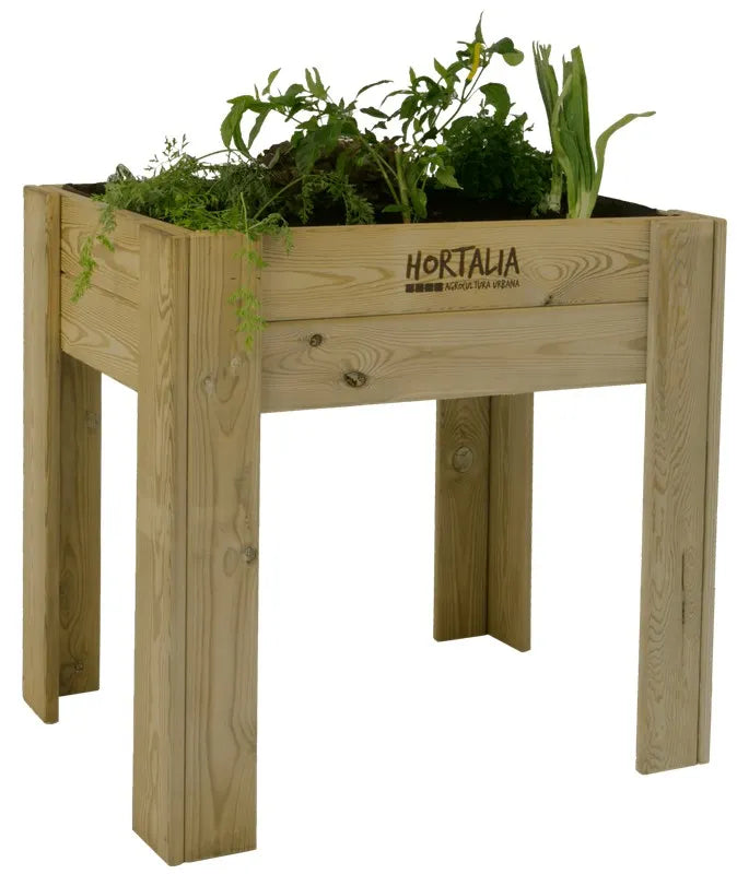 Huerto urbano elevado de madera clara con plantas verdes, ideal para balcones.