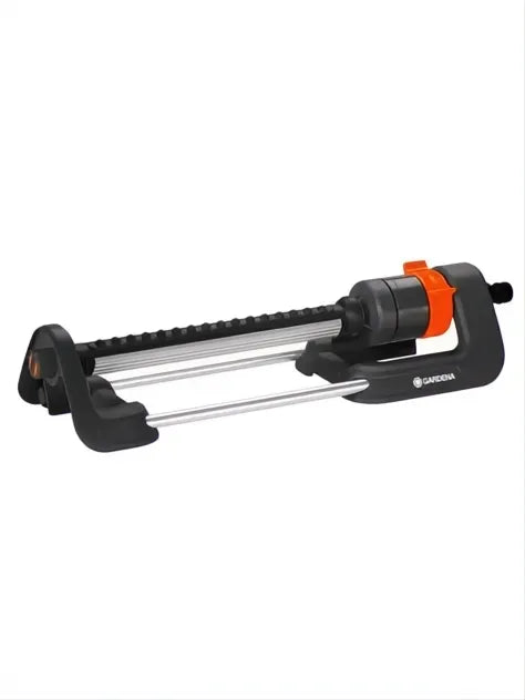 Aspersor oscilante Gardena Aqua M negro y naranja con base estable y barras metálicas.