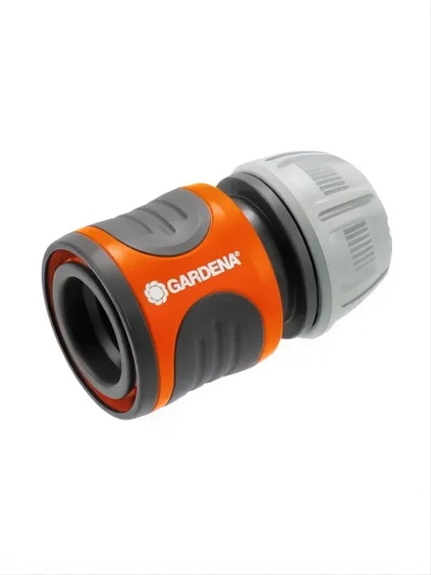 Conector rápido Gardena naranja y gris para mangueras de 19mm, diseño ergonómico.