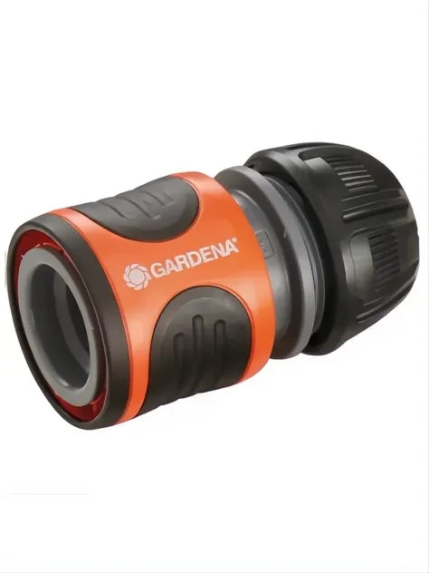 Conector Stop Gardena naranja y negro para mangueras de 13-15mm con función de cierre automático.