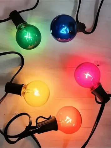 Guirnalda de luces LED multicolor con cable negro y bombillas plásticas en tonos vibrantes.
