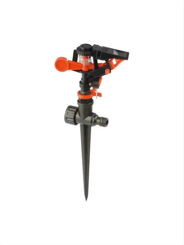 Aspersor sectorial de plástico negro y naranja con estaca para riego de jardín.
