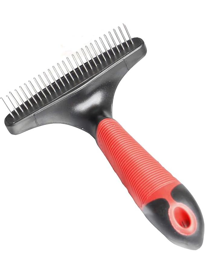 Rastrillo K&F negro y rojo con dientes metálicos giratorios y mango medio para grooming de perros.