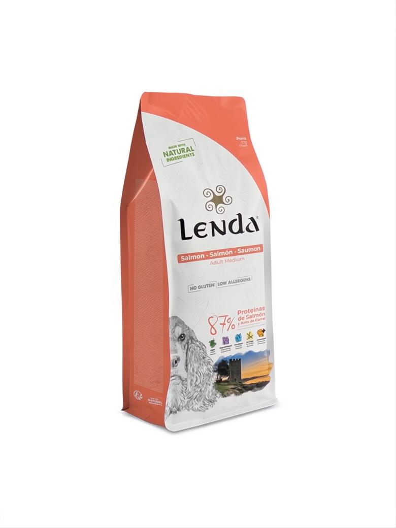 Bolsa de pienso Lenda Salmón 2KG para perros, con diseño blanco y salmón, perro y paisaje.