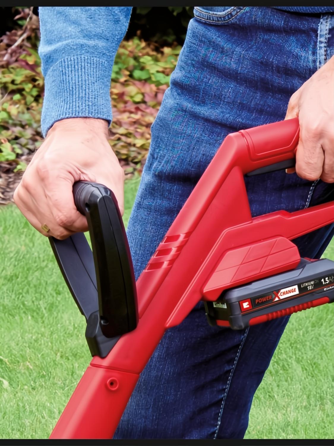 Hombre usando un recortabordes Einhell GC-CT 18/24 Li P-Solo rojo y negro con batería Power X-Change.