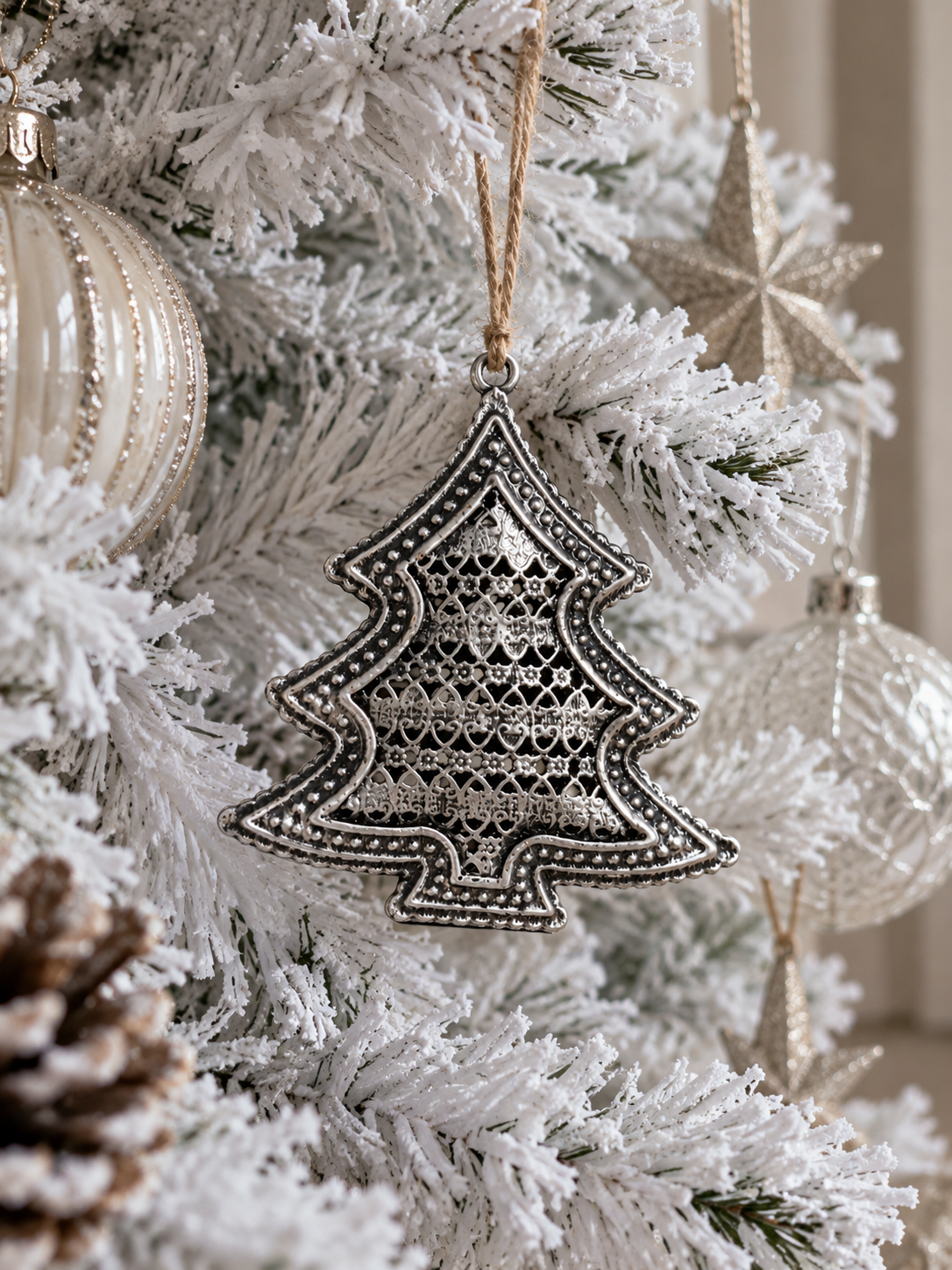 ADORNO COLGANTE EN FORMA DE ÁRBOL DE NAVIDAD DE METAL
