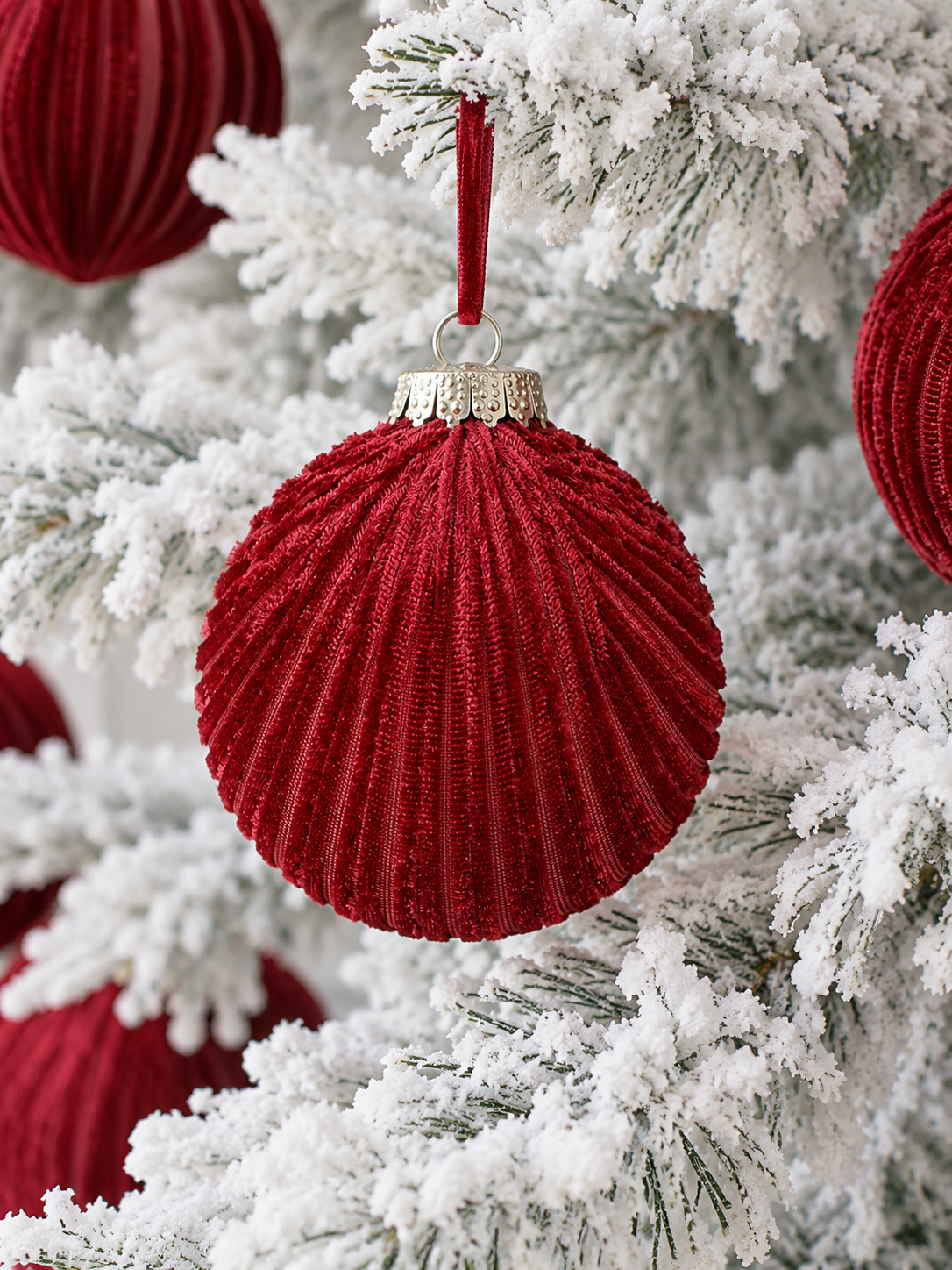 BOLA NAVIDAD ACABADO TERCIOPELO BURDEOS 8CM