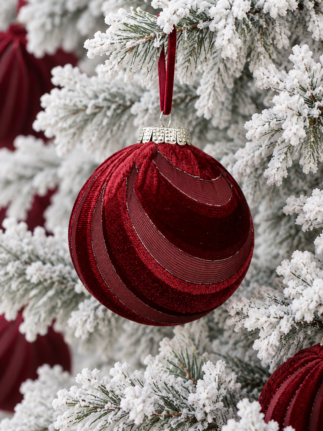 BOLA NAVIDAD ACABADO TERCIOPELO BURDEOS DISEÑO ESPIRAL 8CM
