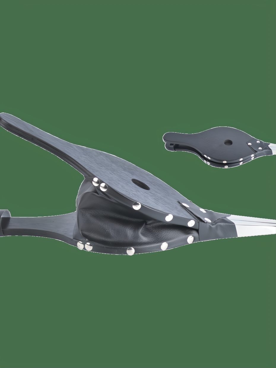 Bellows de cuero negro con remaches plateados y boquilla metálica, diseño ergonómico.