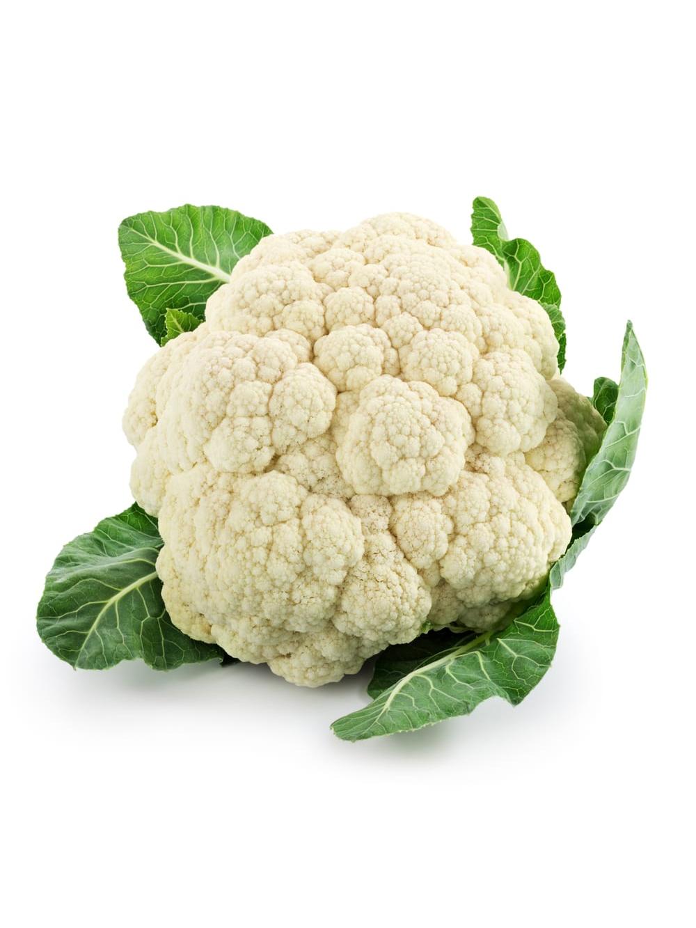 Coliflor blanca fresca con hojas verdes, lista para cocinar o plantar.
