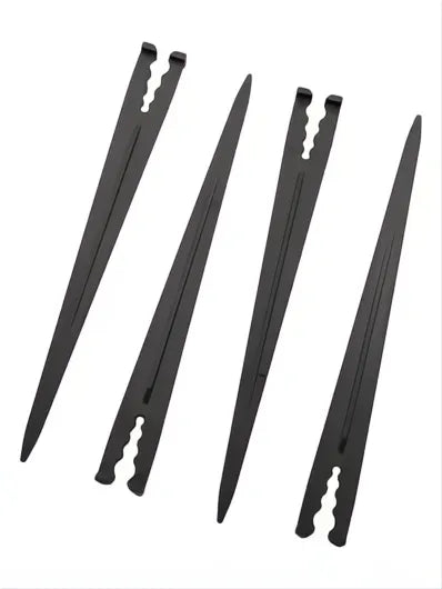 Cuatro soportes negros de 4mm en forma de "V" para microtubos de riego, con diseño puntiagudo.