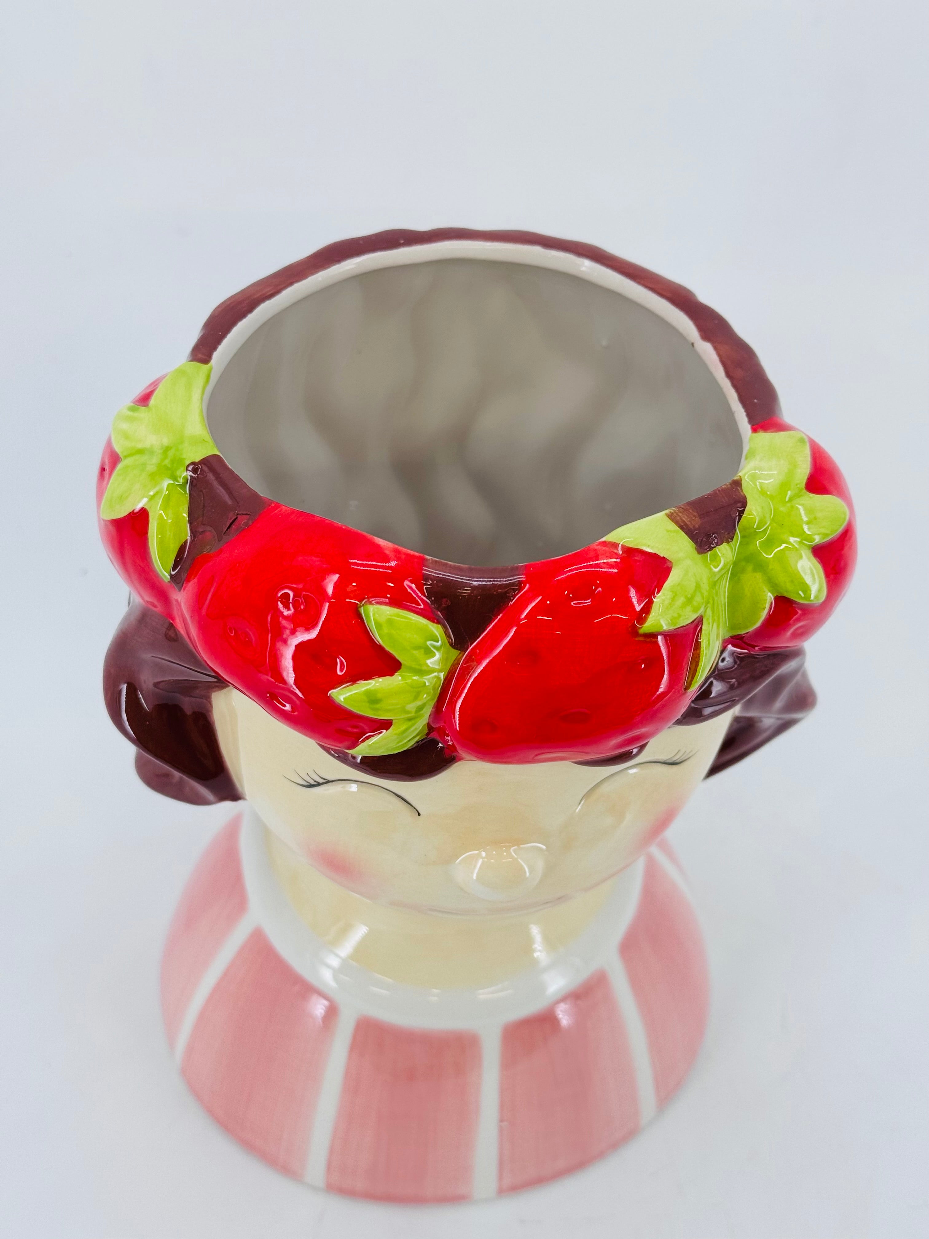 CHICA FRUTA DE JARRÓN 20CM 3