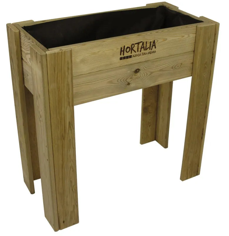 Huerto urbano elevado de madera clara con forro negro, ideal para cultivo en balcones.