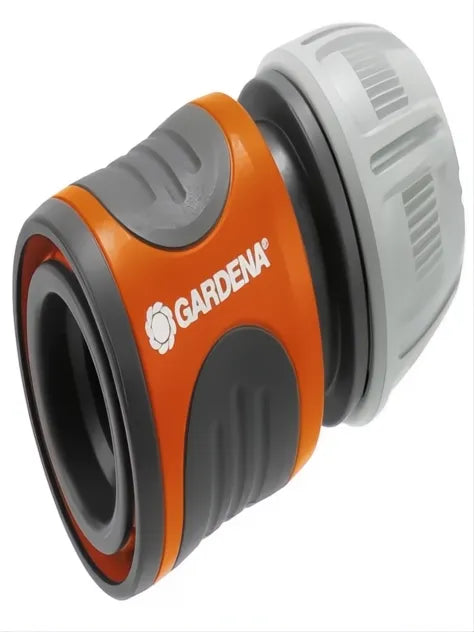 Conector rápido Gardena naranja y gris para mangueras de 13-15mm, con acoplamiento sin herramientas.