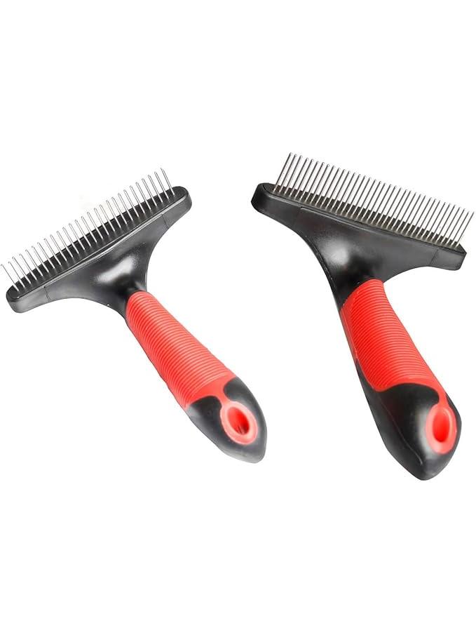 Dos rastrillos de grooming para mascotas con dientes metálicos giratorios y mangos ergonómicos negros y rojos.