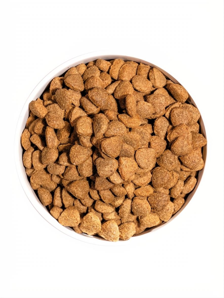 Ownat Classic Light pienso para perros con sobrepeso, croquetas marrones en un cuenco blanco.