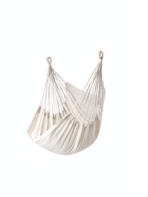 Silla colgante de hamaca blanca de polycotton para exterior, con diseño robusto y cómodo.